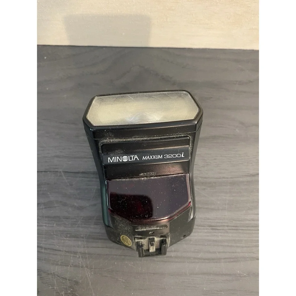 Minolta Maxxum 7000i Film Camera with cover, Lens, New battery, Manuals, &‎ Bag